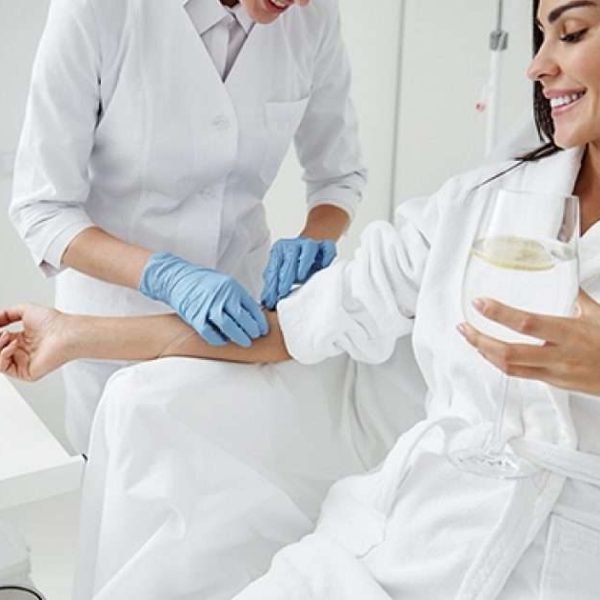 woman and man sitting side by side undergoing intravenous vitamin therapy